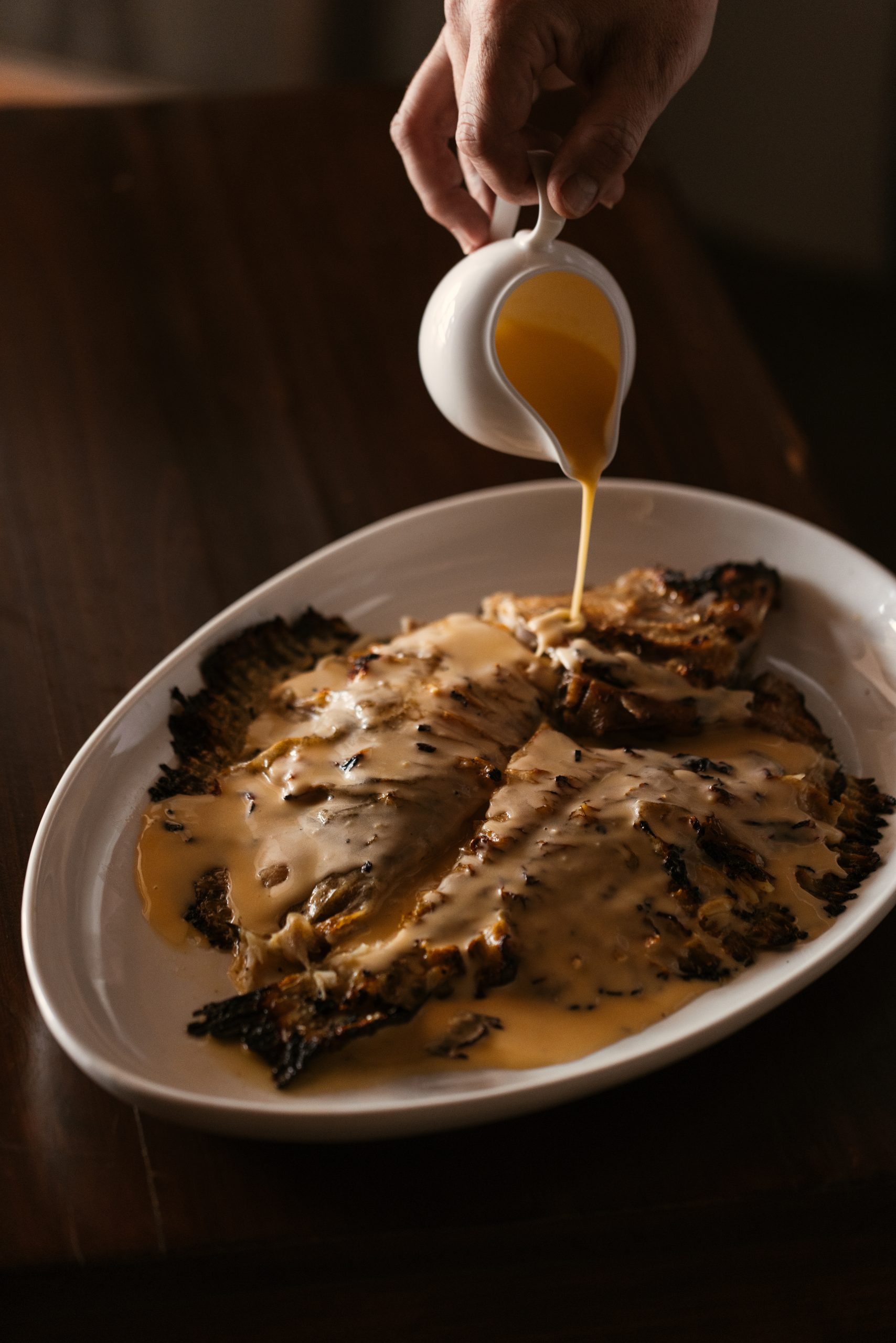 Finca La Plaza Ibiza: fine dining op de binnenplaats van Santa Gertrudis 3 Een gerecht van het open vuur wordt afgemaakt met saus bij Finca La Plaza