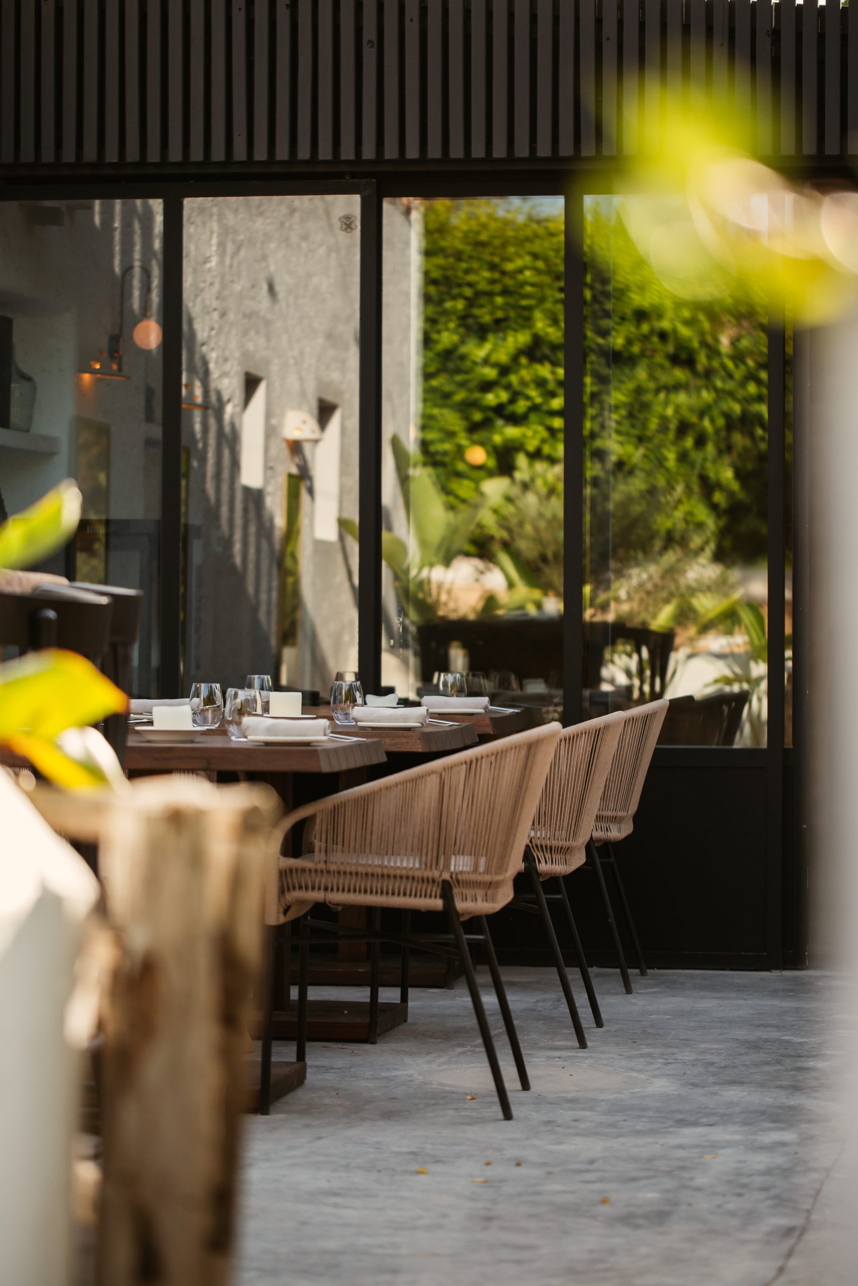 Finca La Plaza Ibiza: fine dining op de binnenplaats van Santa Gertrudis 8 Eetruimte van Finca La Plaza met stoelen en groen