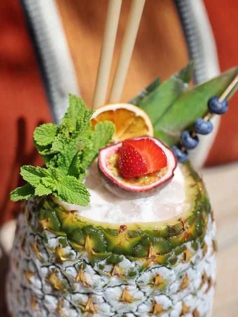 Cocktail geserveerd in een ananas bij Flipper Formentera