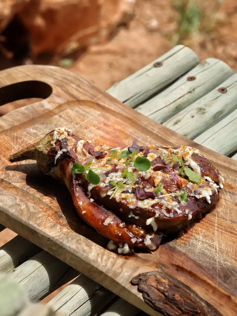 Gerecht op een houten plank bij Flipper Formentera