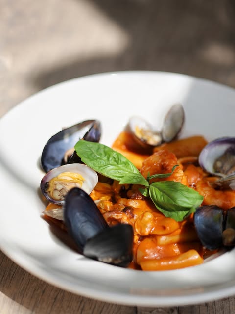 Pasta met mosselen in tomatensaus bij Flipper Formentera