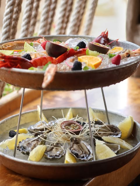 Schaal met oesters en zeevruchten bij Flipper Formentera