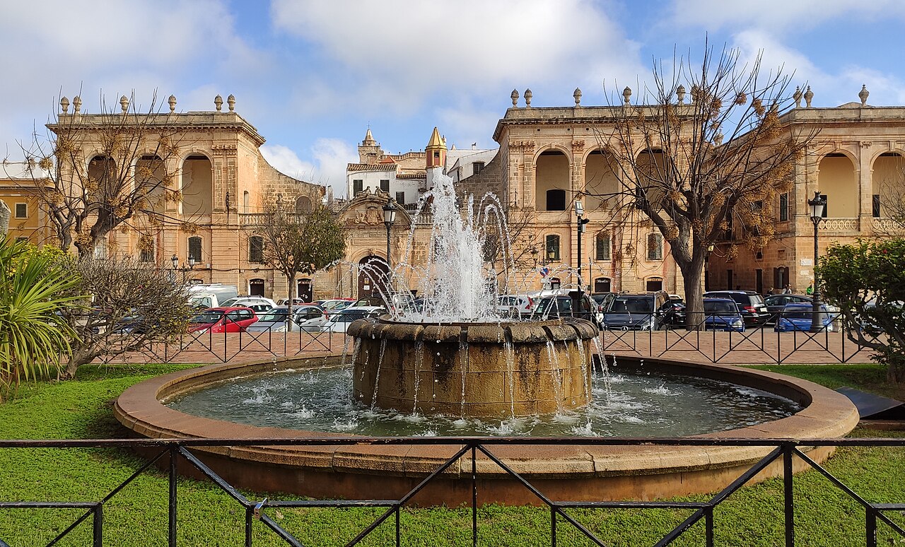 Kraanwater op de Balearen: waar je het wel en niet kunt drinken 8 De fontein op de Plaça des Born in Ciutadella op Menorca