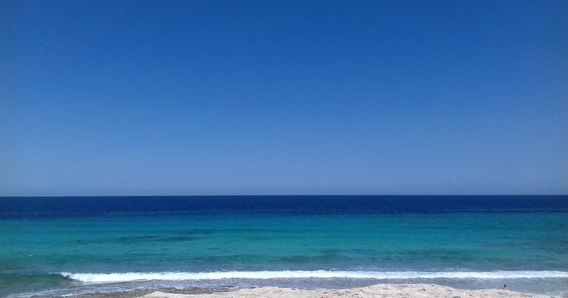 De kust van Ses Illetes op Formentera met wit zand en banden turquoise en diepblauw water
