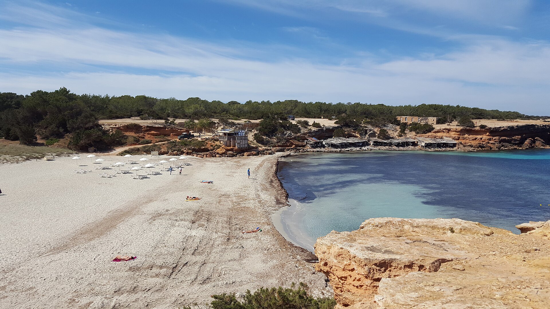 De mooiste stranden van Formentera: alle stranden per kust (gids 2026) 3 Cala Saona op Formentera met zandstrand, turquoise baai en roodbruine rotsen
