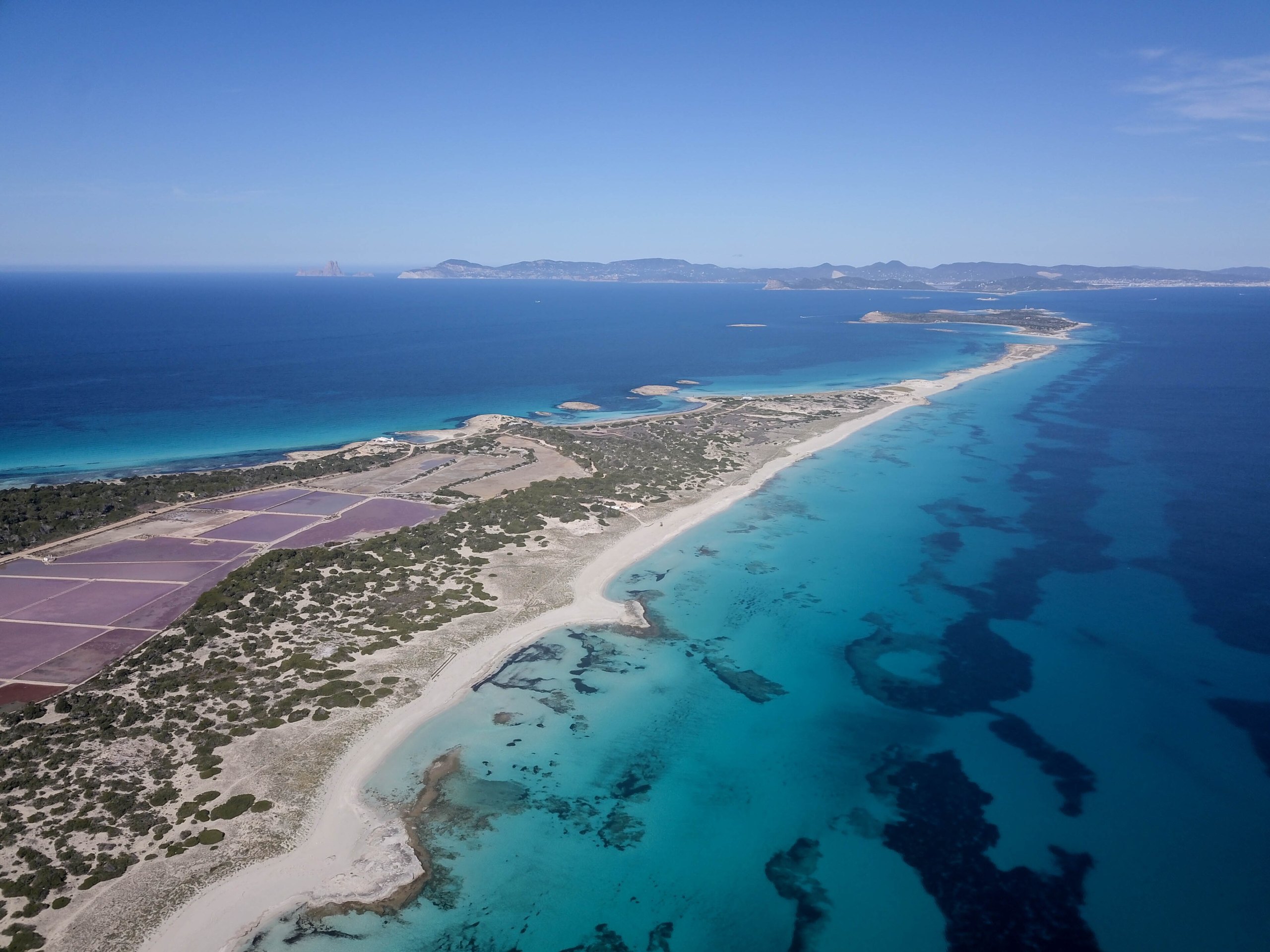 De mooiste stranden van Formentera: alle stranden per kust (gids 2026) 1 Luchtfoto van het schiereiland Es Trucadors op Formentera met Ses Illetes, Platja de Llevant, posidoniavelden in turquoise water en Espalmador