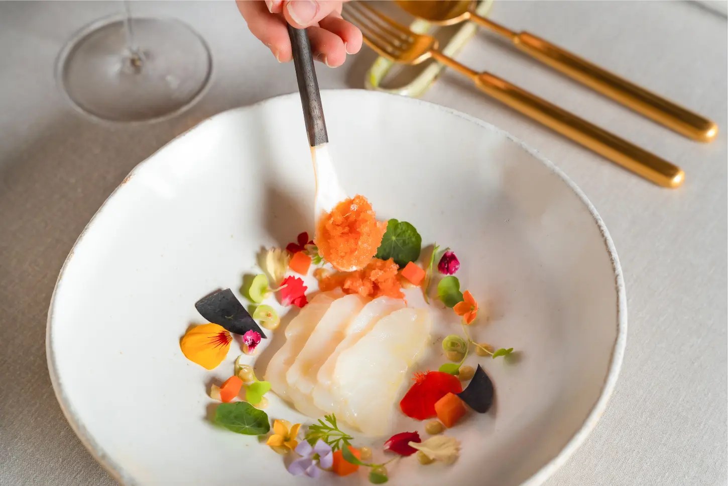 Gerecht van Fusion19 waarbij met een kwastje saus op de vis wordt aangebracht