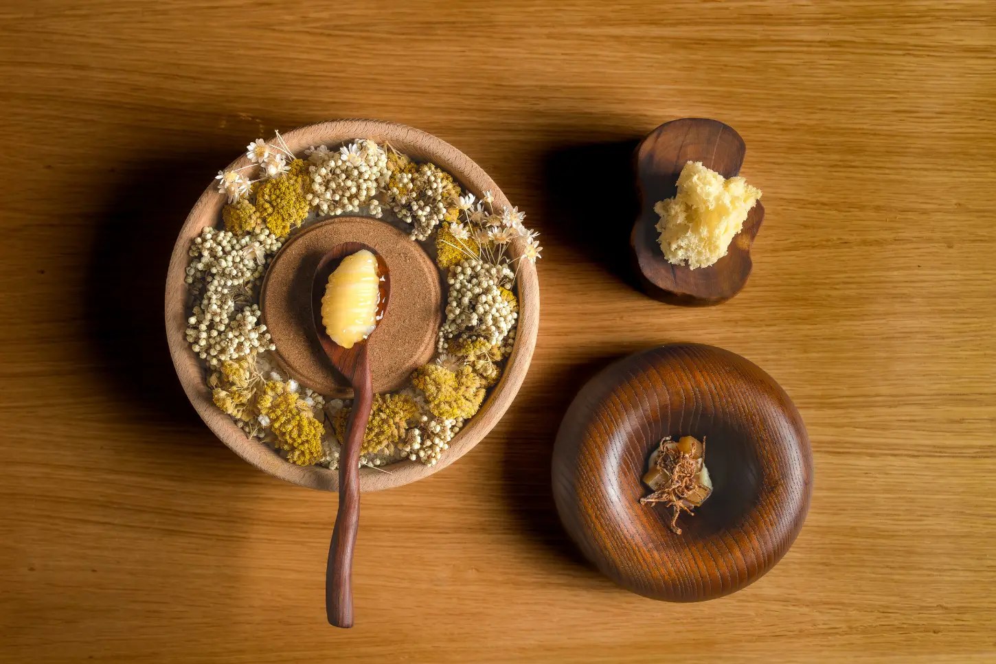 Hapjes van Fusion19 in houten schaaltjes op een eiken tafel