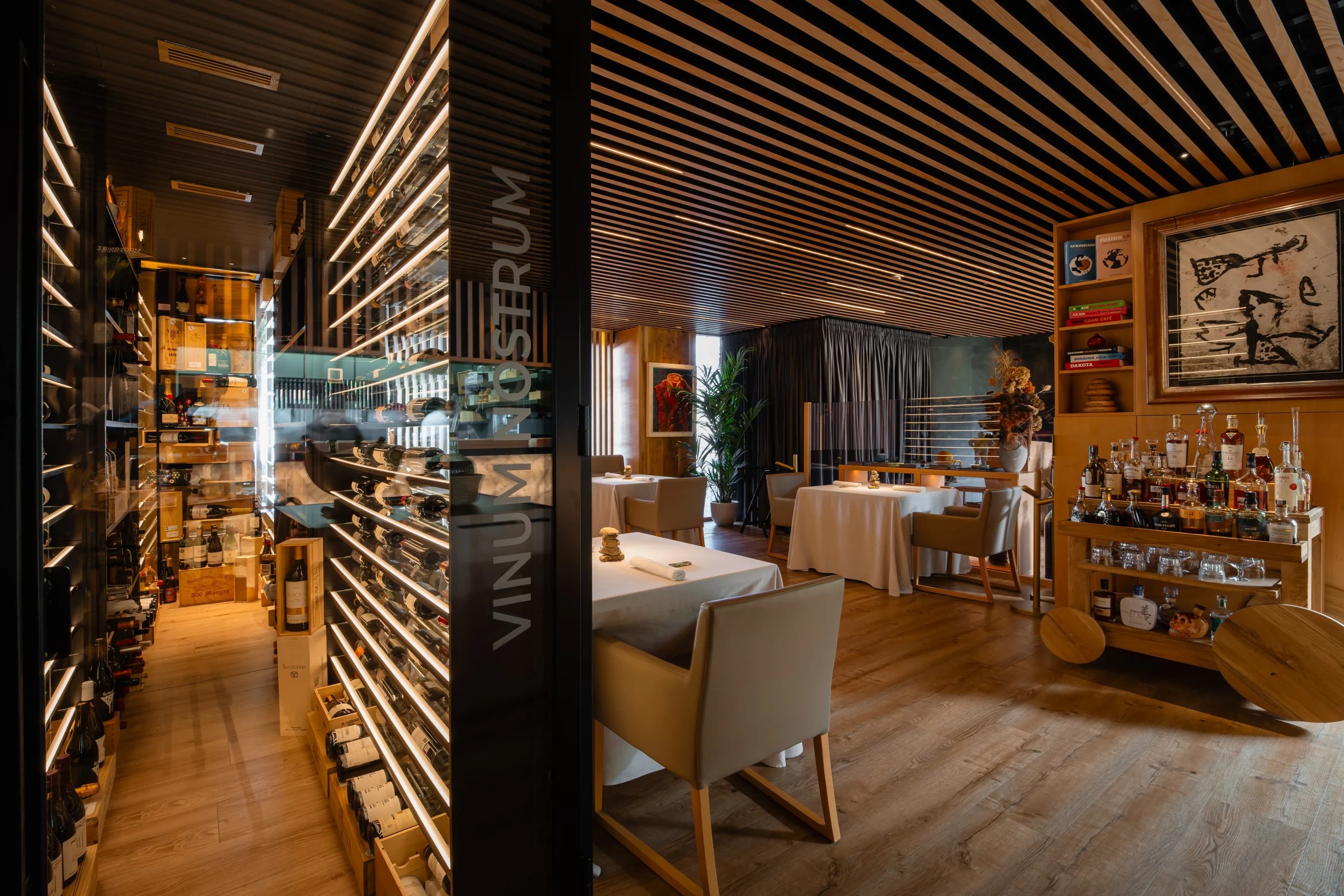 De wijnkelder achter glas naast de eetzaal van Fusion19 in Playa de Muro
