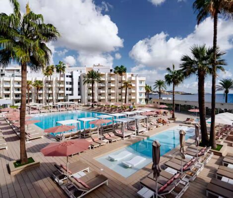 Het zwembad van Hotel Garbi Ibiza & Spa aan Playa d’en Bossa