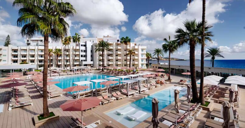Het zwembad van Hotel Garbi Ibiza & Spa aan Playa d’en Bossa