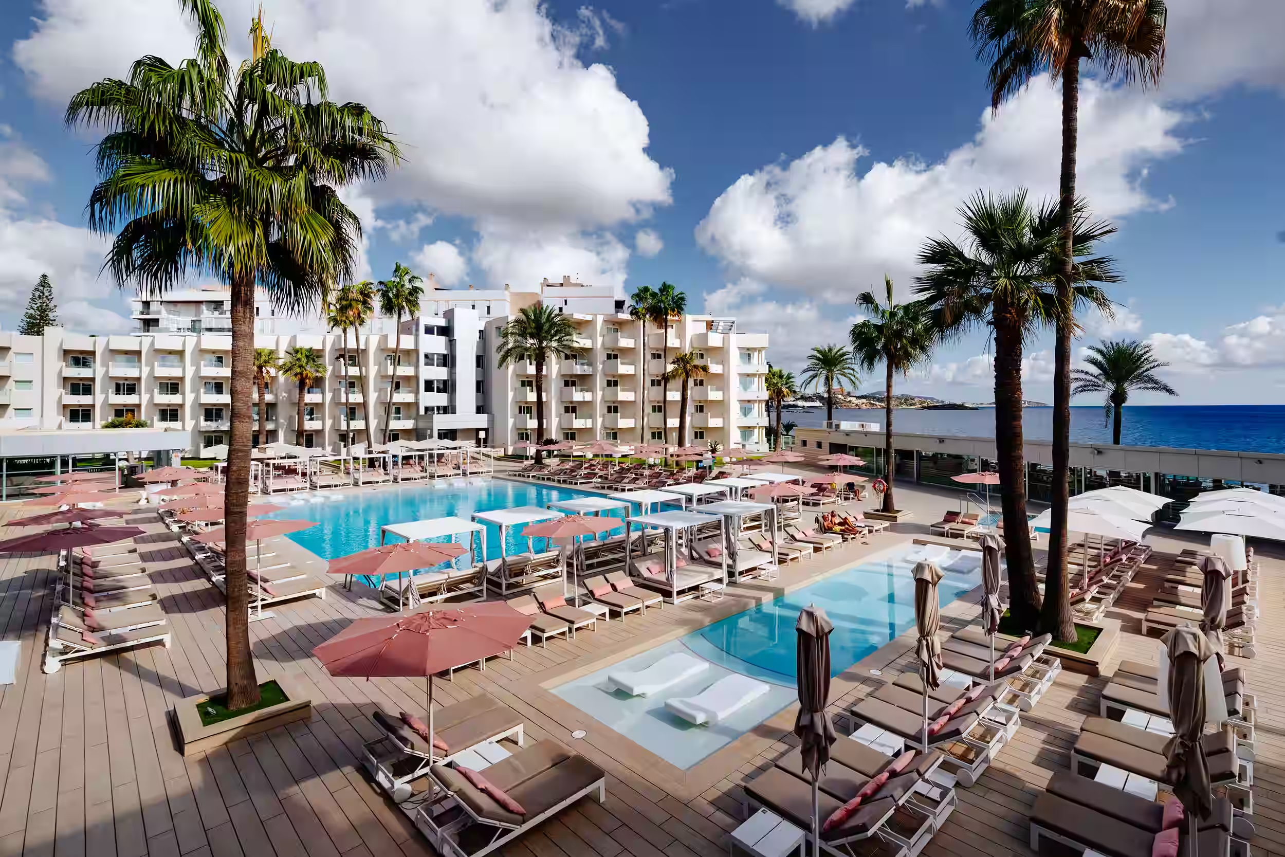 Het zwembad van Hotel Garbi Ibiza & Spa aan Playa d’en Bossa