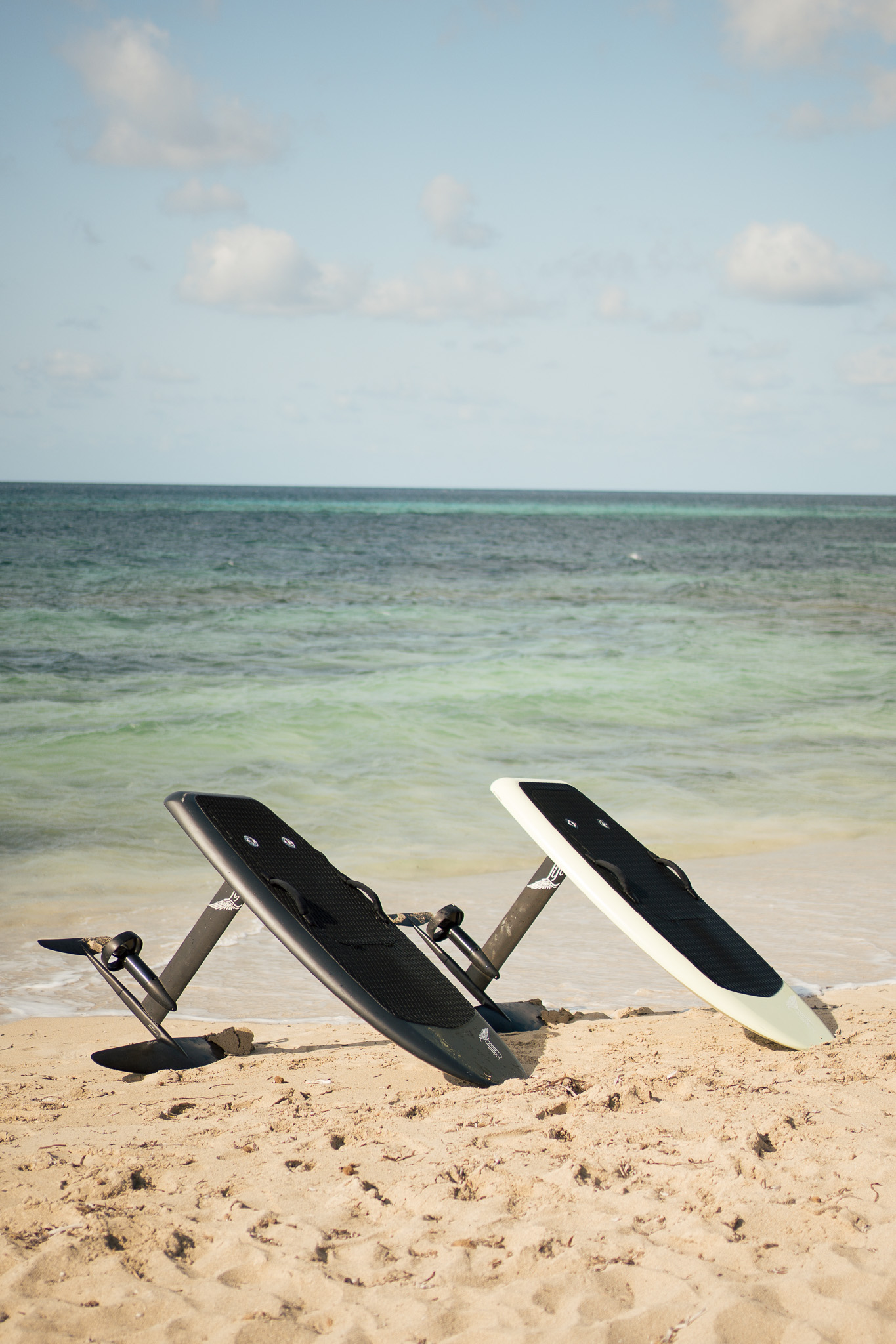 Ligbed op het strand aan de waterlijn bij Gecko Beach Club op Formentera