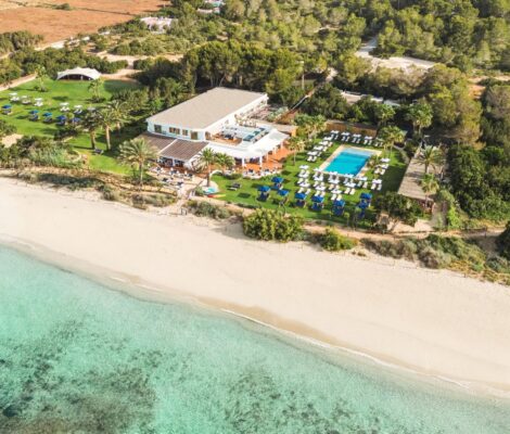 Luchtfoto van Gecko Beach Club aan Platja de Migjorn met de turquoise zee