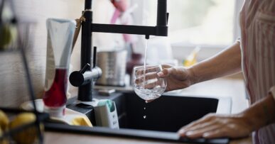 Kraanwater op de Balearen: waar je het wel en niet kunt drinken 15 Een glas water wordt gevuld onder een keukenkraan
