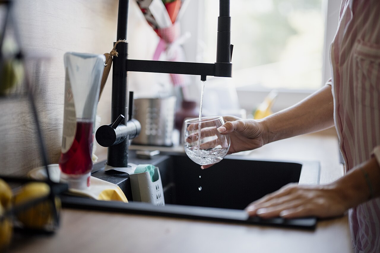 Kraanwater op de Balearen: waar je het wel en niet kunt drinken 1 Een glas water wordt gevuld onder een keukenkraan