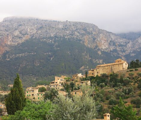 Het dorp Deia op Mallorca tussen olijfterrassen en de bergen van de Serra de Tramuntana