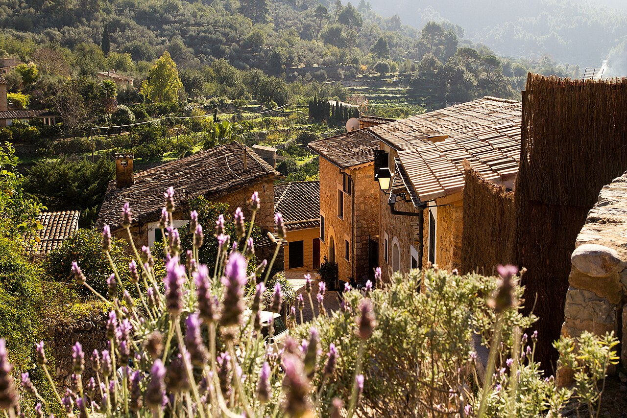 De goedkoopste maand voor de Balearen 2 Het bergdorp Fornalutx op Mallorca met zijn stenen huizen en daken tegen de helling