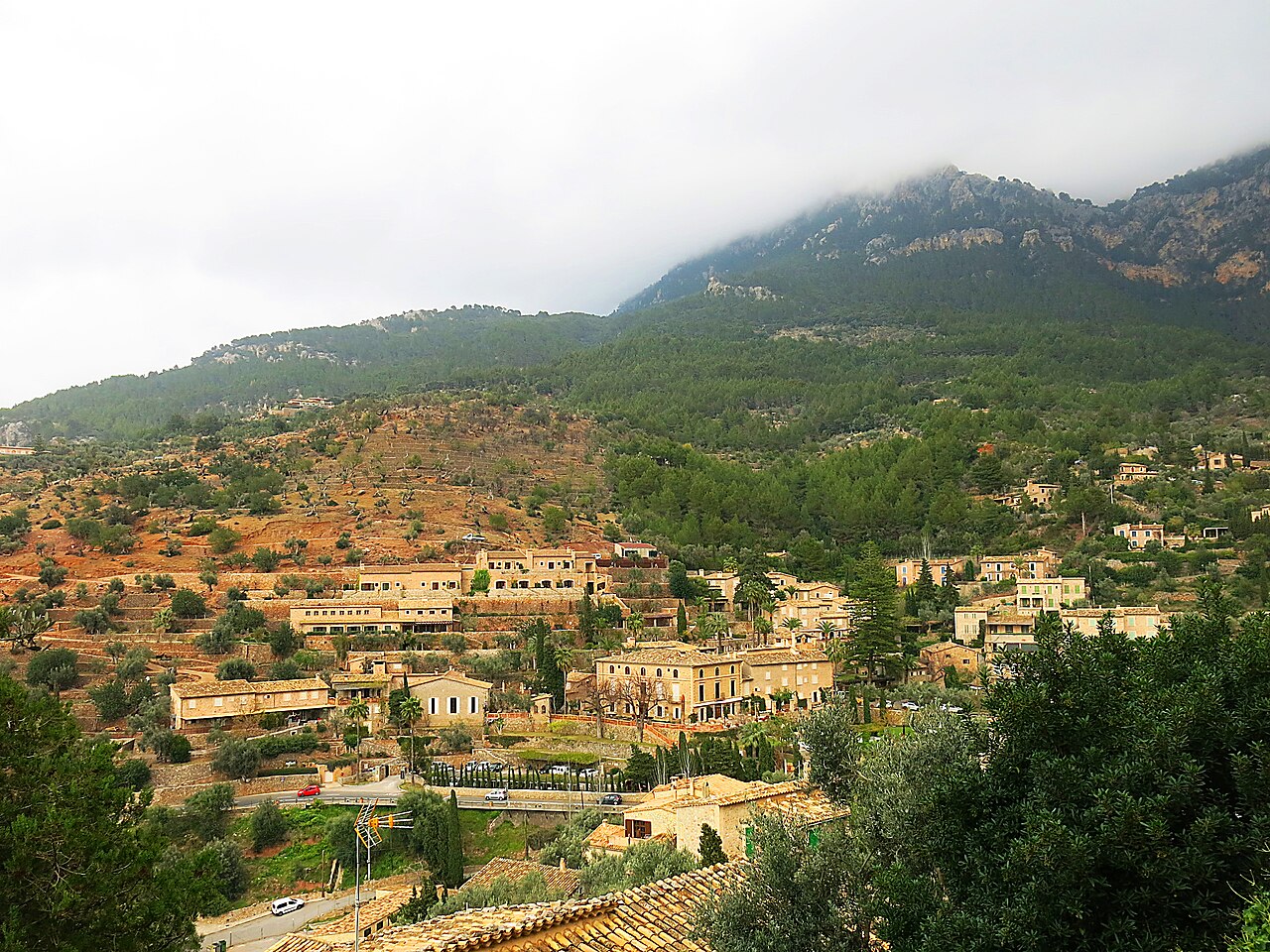 De goedkoopste maand voor de Balearen 4 Groene heuvels bij Son Moragues boven Deia op Mallorca, met wolken tegen de bergkam
