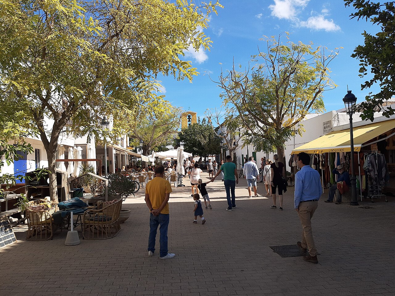 De goedkoopste maand voor de Balearen 6 Straat met terrassen en witte huizen in Santa Gertrudis de Fruitera op Ibiza
