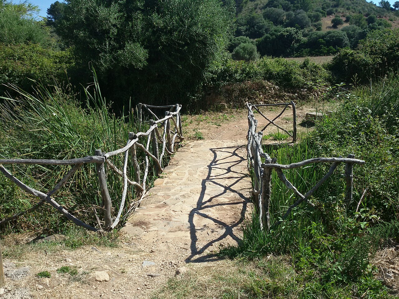 De goedkoopste maand voor de Balearen 7 Een houten hek langs het wandelpad van het Cami de Cavalls op Menorca
