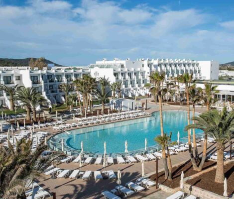 Het Grand Palladium White Island Resort & Spa aan Playa d’en Bossa op Ibiza