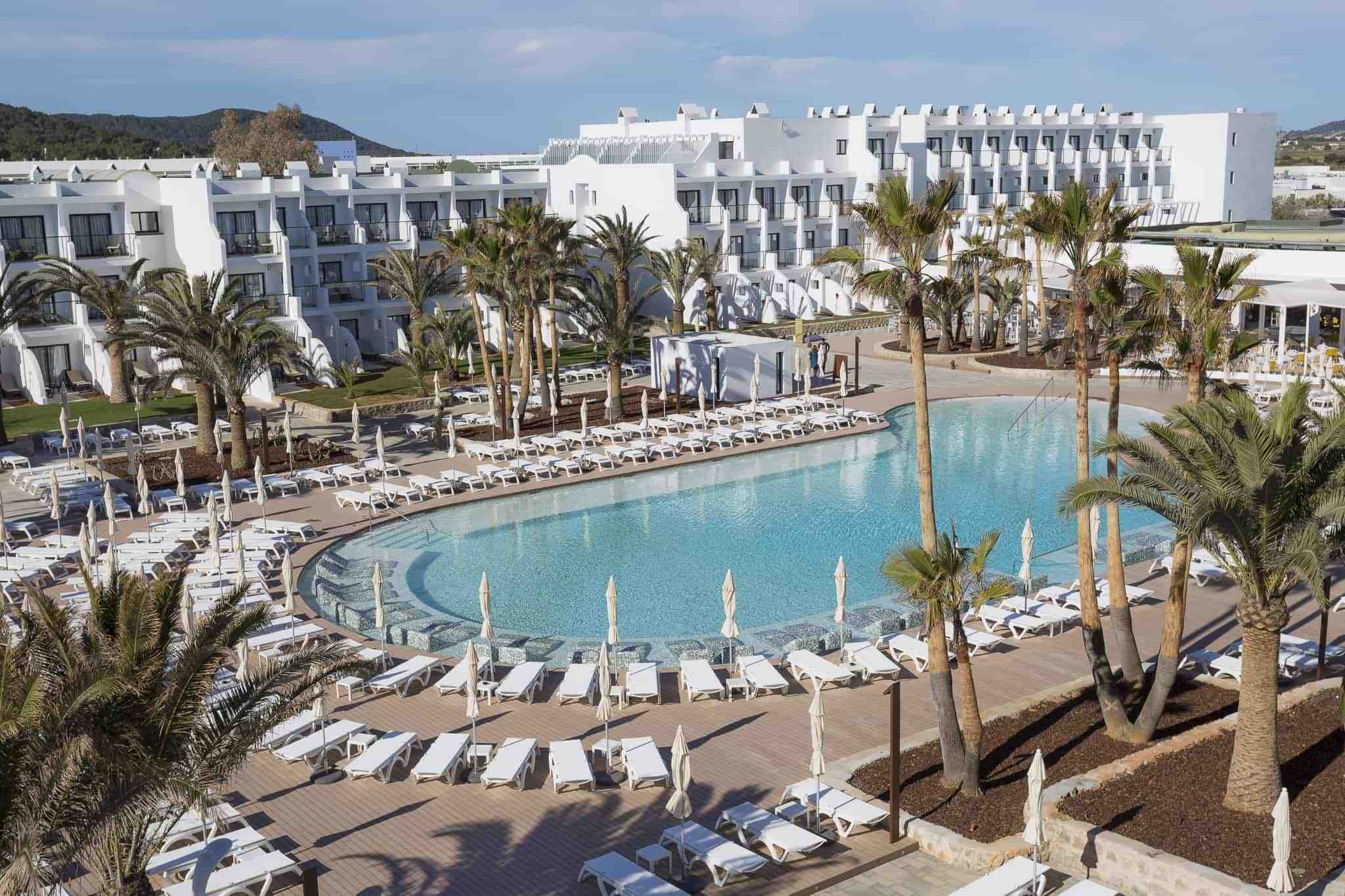 Grand Palladium White Island Ibiza: all-in aan Playa d’en Bossa 2 Een van de zwembaden van het Grand Palladium White Island Resort & Spa op Ibiza