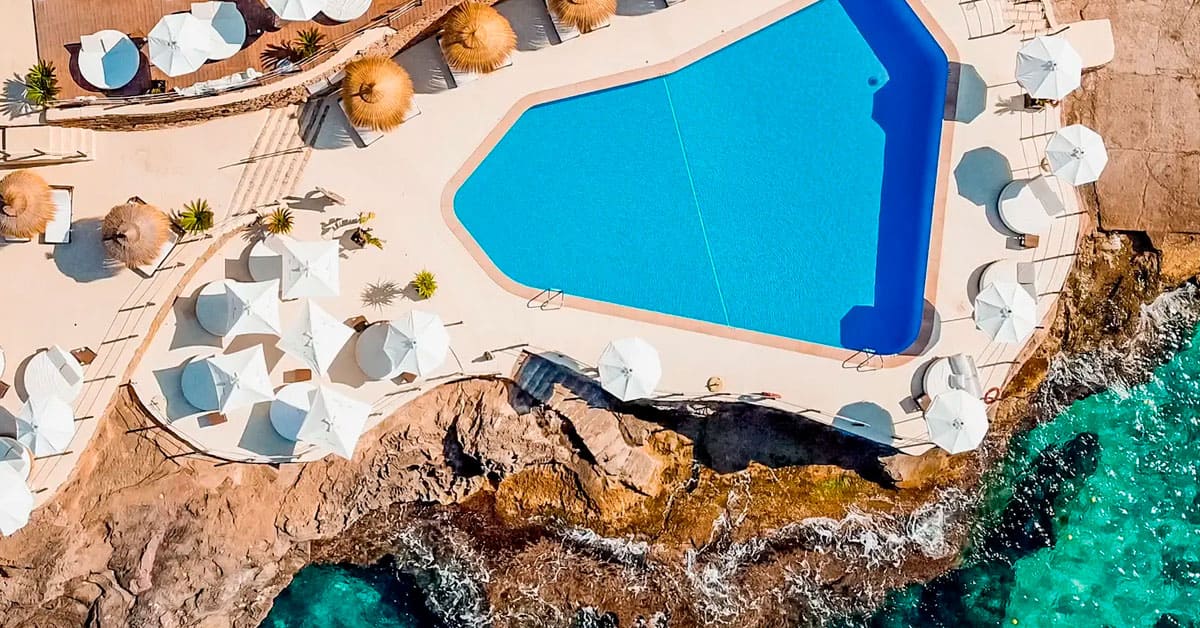 Gran Folies Mallorca: cliffside beachclub boven Cala Llamp bij Port d'Andratx 4 Luchtfoto van het zwembad van Gran Folies dat in de rotsen boven Cala Llamp is uitgehakt