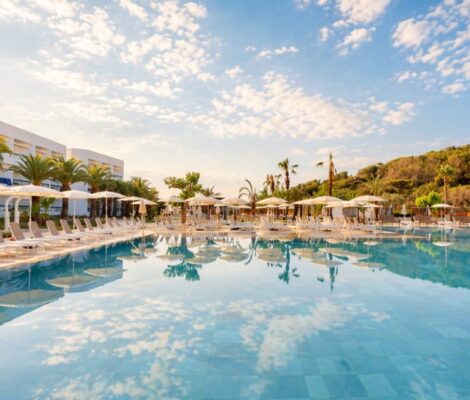 Het hoofdzwembad van Grand Palladium Select Palace Ibiza aan Playa d en Bossa