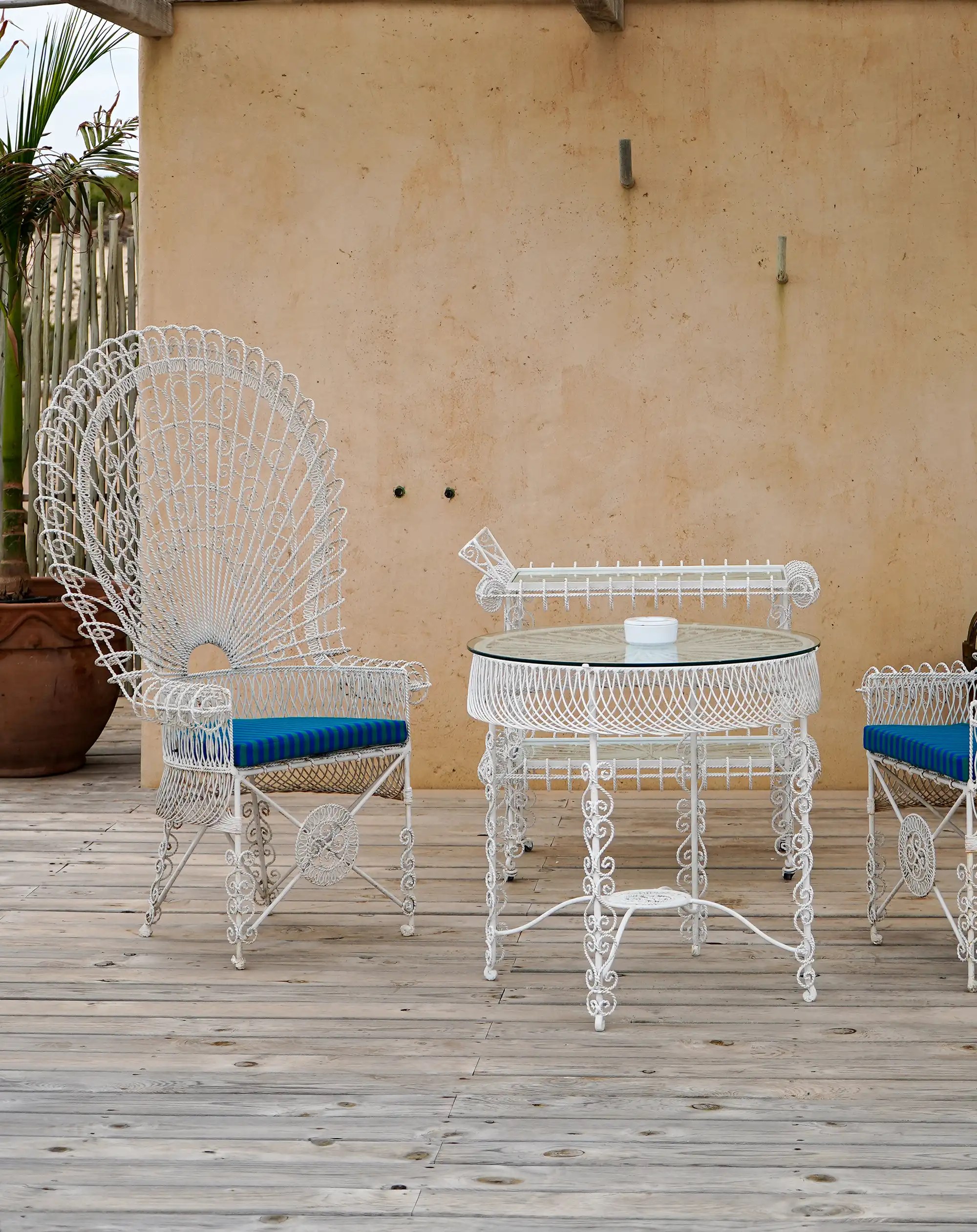 Hannah Formentera: strandrestaurant en sunset aan Es Arenals (Migjorn) 5 Witte rieten pauwstoelen en een tafel op het terras van Hannah Formentera