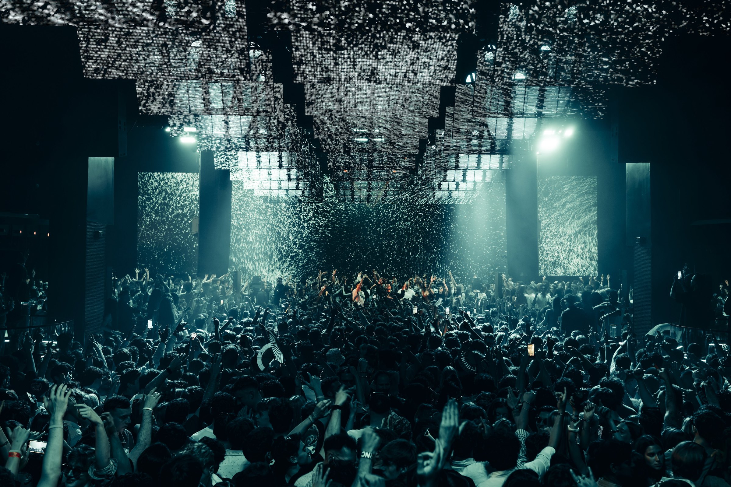 Confetti daalt neer over het publiek in de Theatre van Hï Ibiza, met lichtschermen boven het podium