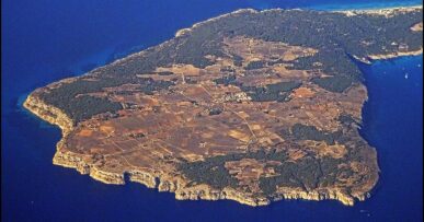 Hoe groot is Formentera? Oppervlakte, afmetingen en rijtijden 16 Het plateau van La Mola op Formentera vanuit de lucht, met akkers bovenop en kliffen die steil in zee vallen