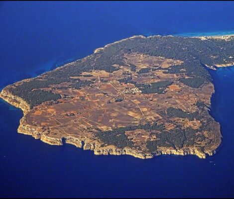 Het plateau van La Mola op Formentera vanuit de lucht, met akkers bovenop en kliffen die steil in zee vallen