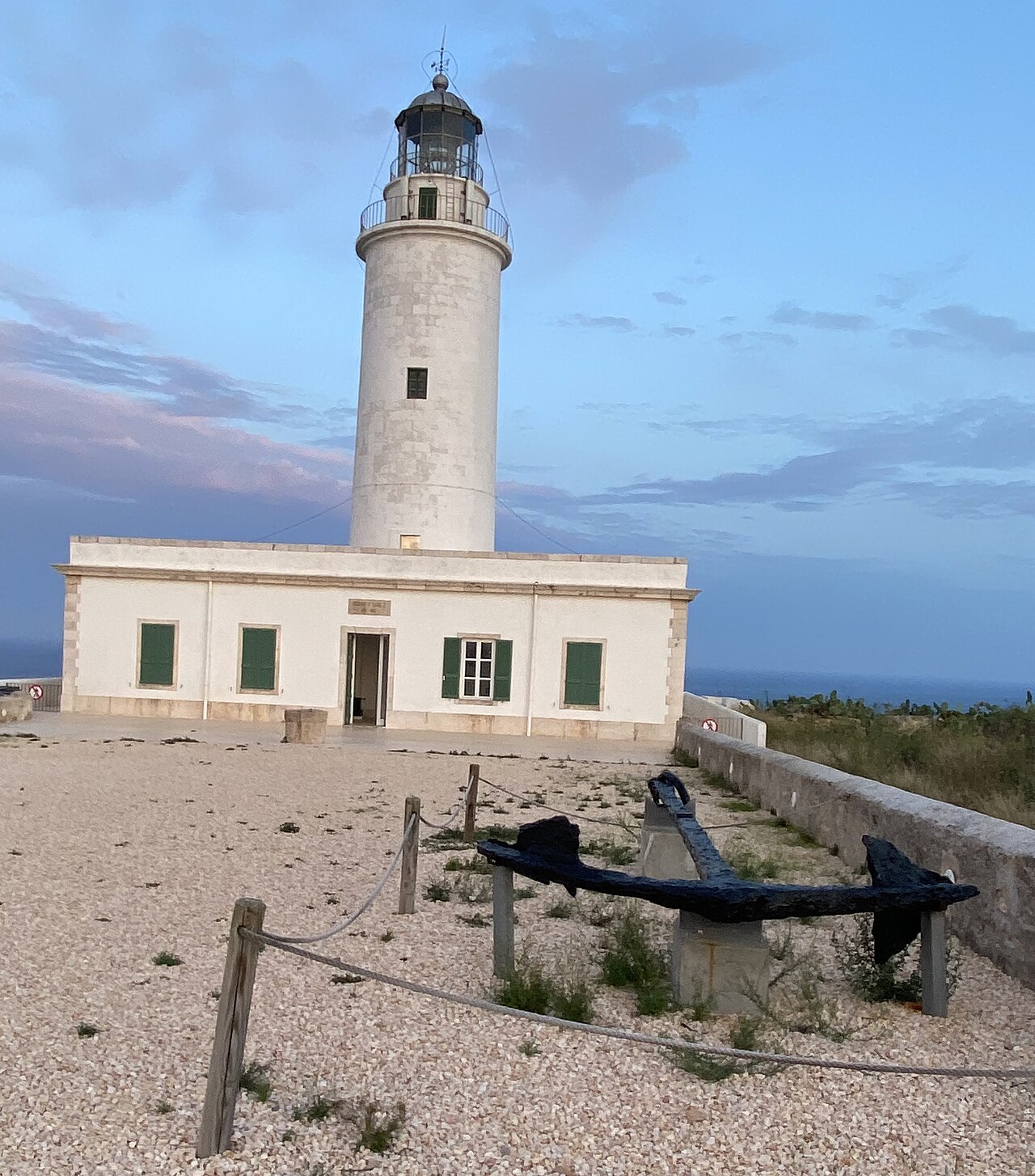 Hoe groot is Formentera? Oppervlakte, afmetingen en rijtijden 2 De vuurtoren van La Mola op de oostpunt van Formentera, het einde van de doorgaande weg