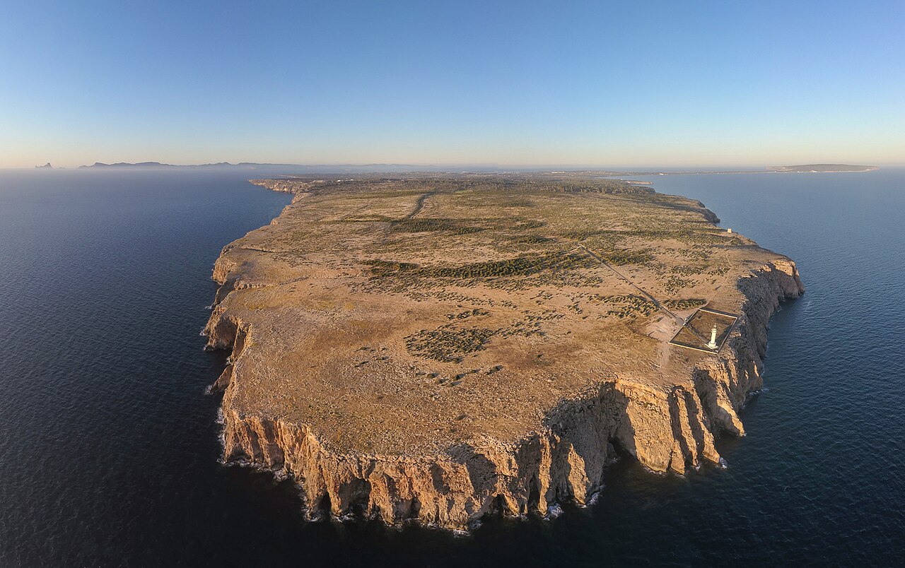 Hoe groot is Formentera? Oppervlakte, afmetingen en rijtijden 4 Het kalkstenen plateau van de Cap de Barbaria op Formentera vanuit de lucht, met kliffen rondom