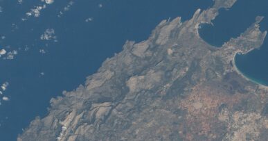 De noordkust van Mallorca met de Serra de Tramuntana en het schiereiland Formentor, gezien vanuit het ruimtestation ISS