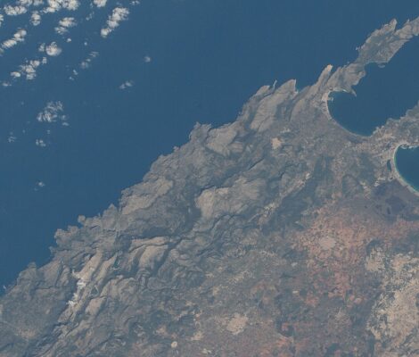 De noordkust van Mallorca met de Serra de Tramuntana en het schiereiland Formentor, gezien vanuit het ruimtestation ISS
