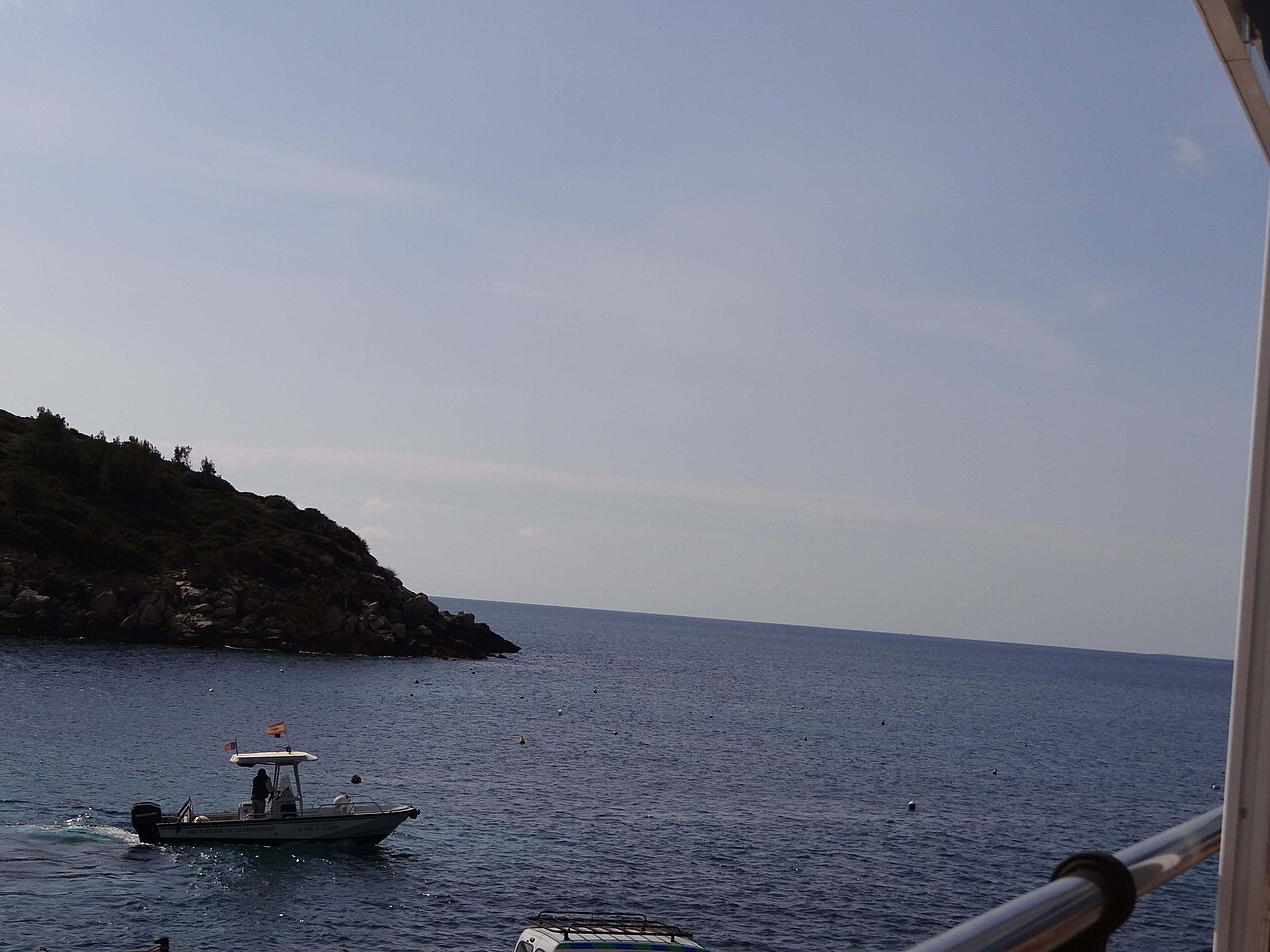 Hoe groot is Mallorca? Oppervlakte, afmetingen en rijtijden 1 Uitzicht vanaf Sant Elm op het eilandje Sa Dragonera, aan de westpunt van Mallorca