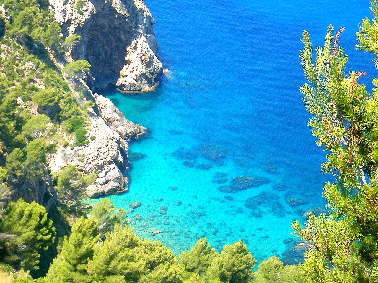 Hoe groot is Mallorca? Oppervlakte, afmetingen en rijtijden 3 De baai es Grau bij Estellencs aan de noordwestkust van Mallorca, met helder water tussen de rotsen