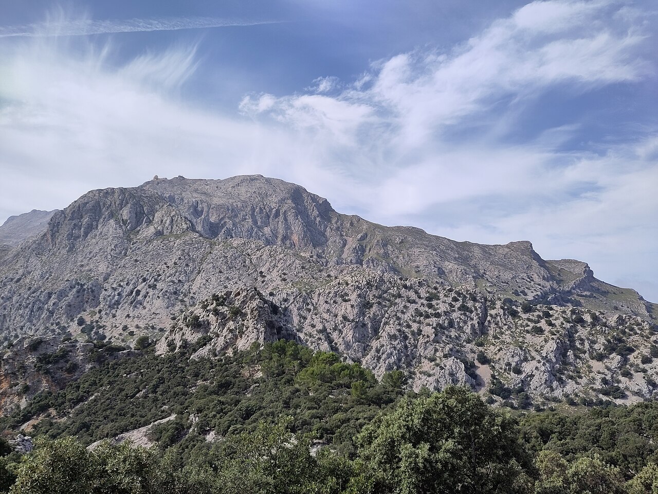 Hoe groot is Mallorca? Oppervlakte, afmetingen en rijtijden 5 De kale kalksteenruggen van de Serra de Tramuntana bij Escorca, het hoogste deel van Mallorca