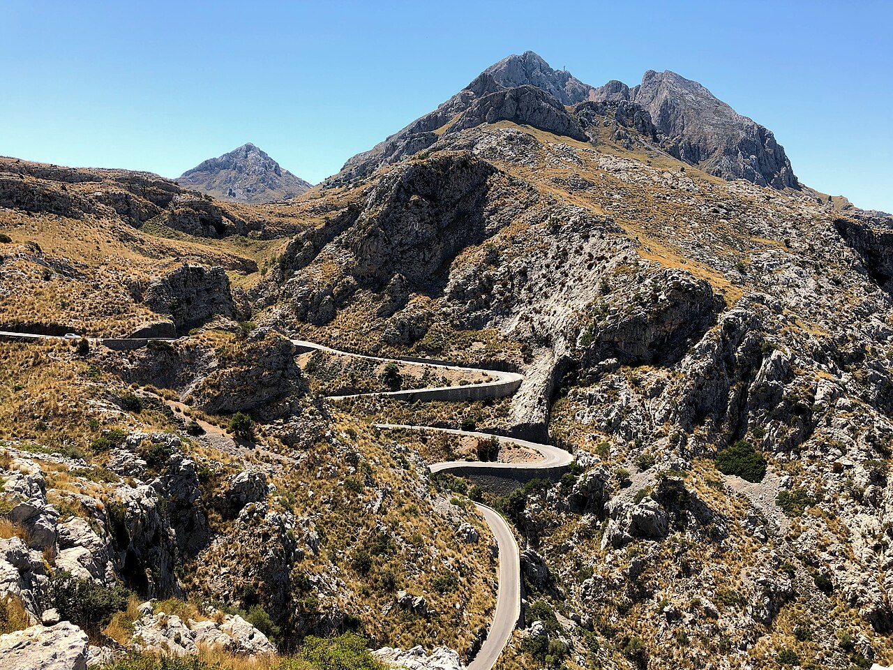 Hoe groot is Mallorca? Oppervlakte, afmetingen en rijtijden 7 De bochtige bergweg bij de Coll de Cal Reis met daarachter de Puig Major, het hoogste punt van Mallorca