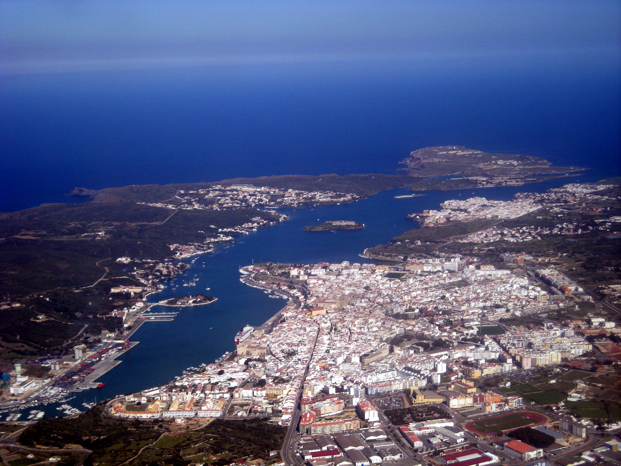 Hoe groot is Menorca? Oppervlakte, afmetingen en rijtijden 2 De stad Maó en haar lange natuurlijke haven vanuit de lucht