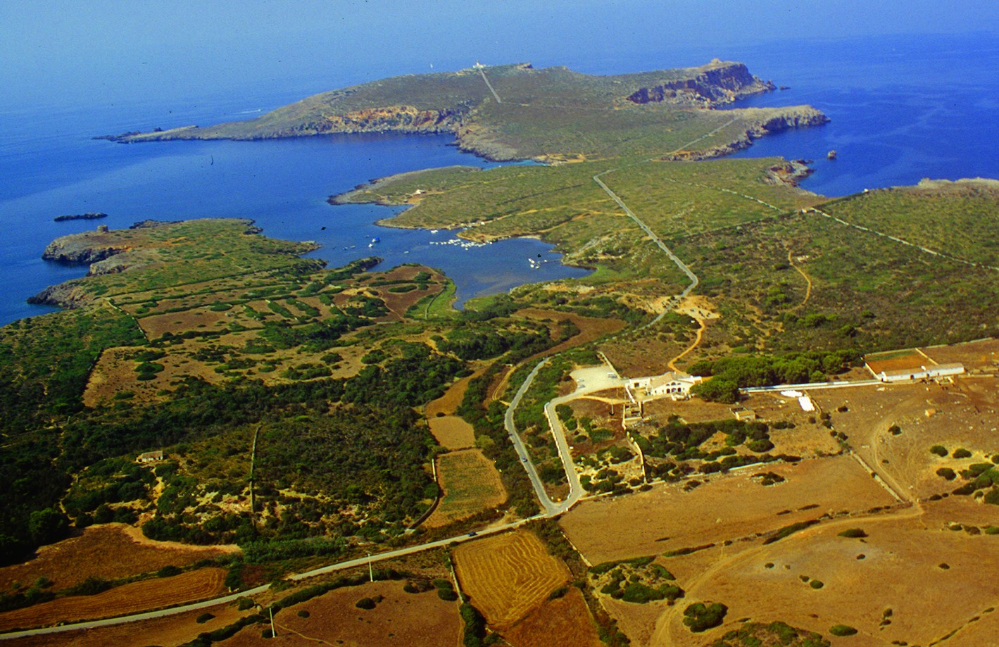 Hoe groot is Menorca? Oppervlakte, afmetingen en rijtijden 1 De noordkust van Menorca vanuit de lucht, met akkers tot aan de zee
