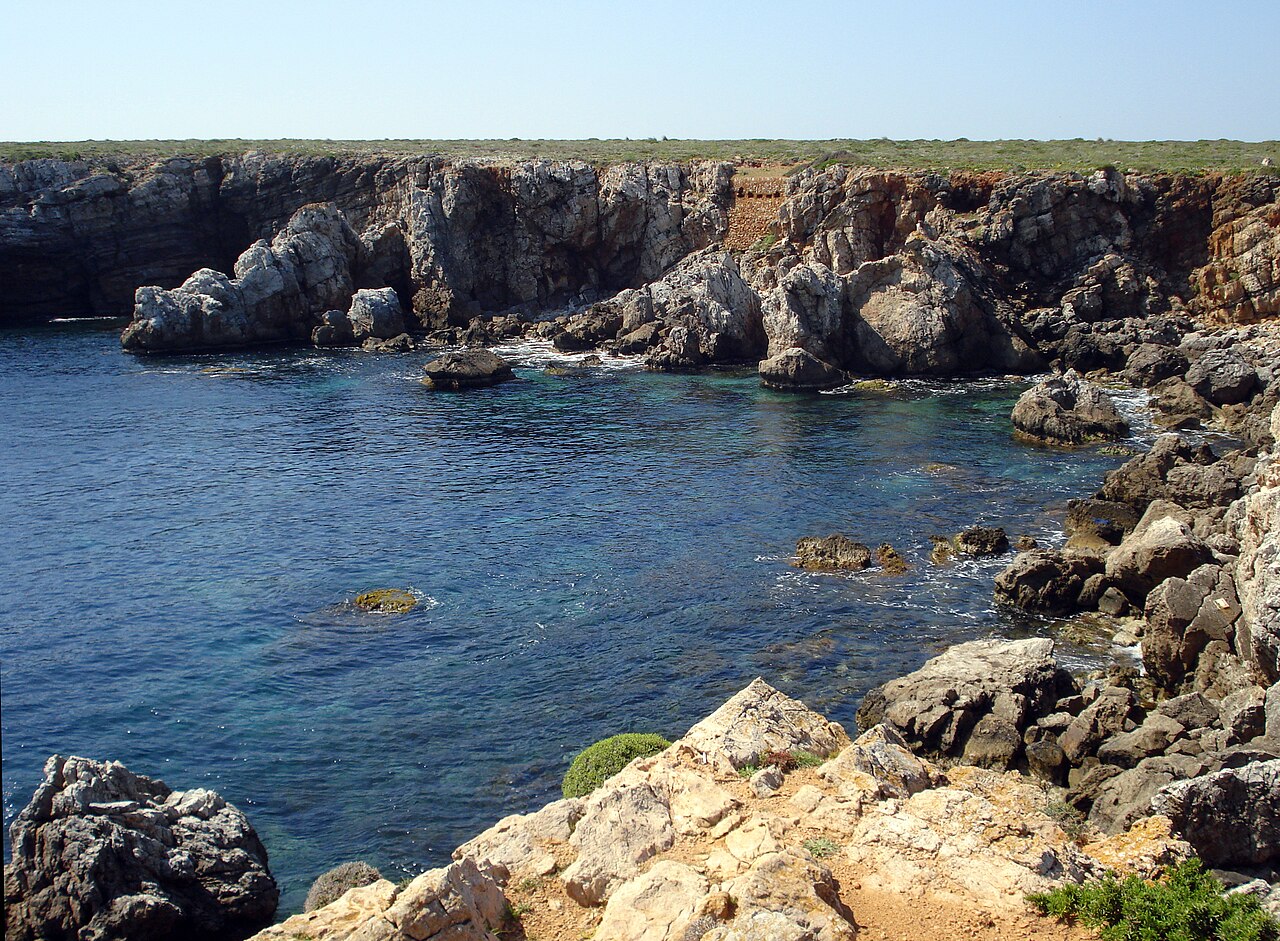 Hoe groot is Menorca? Oppervlakte, afmetingen en rijtijden 3 De kliffen van Cap de Cavalleria, het noordelijkste punt van Menorca