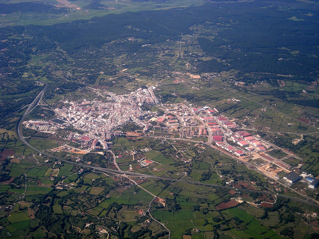 Hoe groot is Menorca? Oppervlakte, afmetingen en rijtijden 5 Alaior in het midden van het eiland, gezien vanuit de lucht