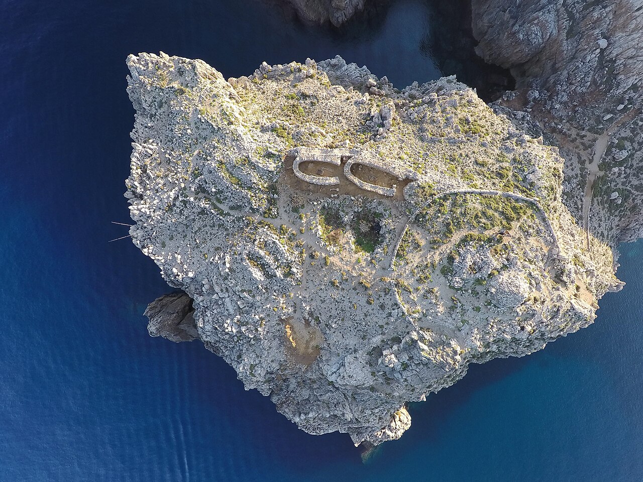 Hoe groot is Menorca? Oppervlakte, afmetingen en rijtijden 6 De rotskust bij Cala Morell aan de noordwestkant