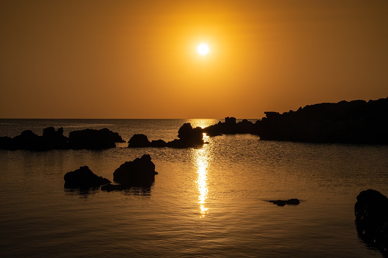 Hoe groot is Menorca? Oppervlakte, afmetingen en rijtijden 7 Zonsondergang bij Cala Viola de Ponent aan de noordkust, vlak bij Cap de Cavalleria