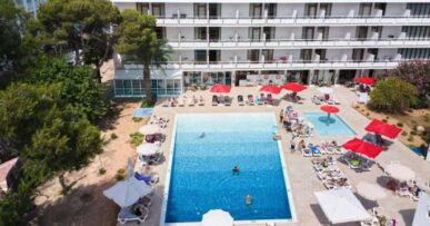 Het zwembad van Hotel Arenal aan de baai van Sant Antoni op Ibiza