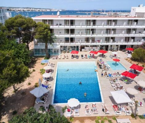 Het zwembad van Hotel Arenal aan de baai van Sant Antoni op Ibiza