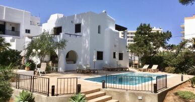 De villa met zwembad van Hotel Osiris in de baai van Sant Antoni op Ibiza